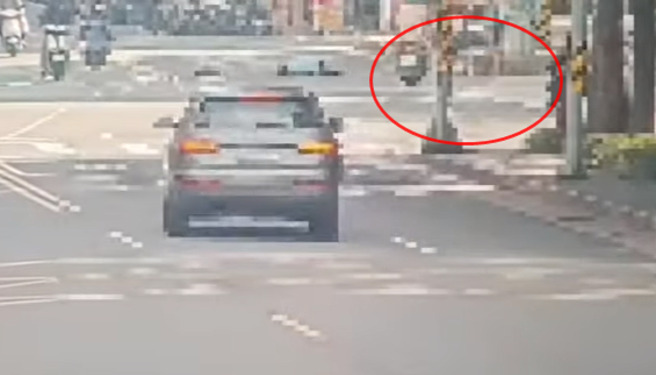 社工闪「调头老翁」撞变电箱惨死，弟悲：才约好一起运动。(翻摄照片)