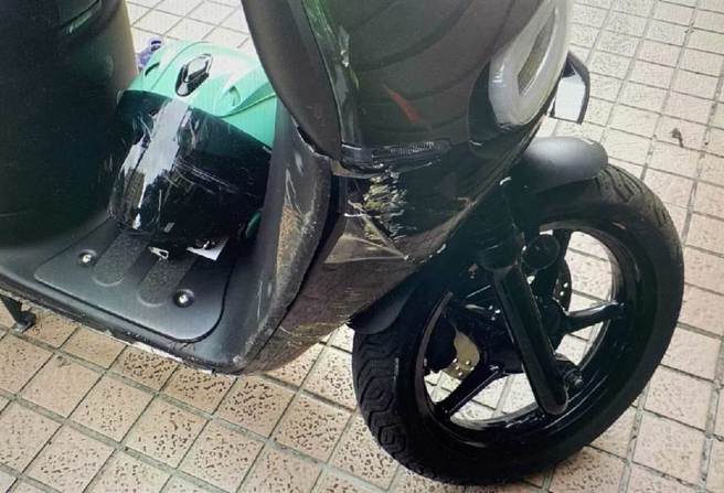 王姓骑士撞上老翁后，自己喷飞撞到变电箱伤重不治。（翻摄照片／林郁平台北传真）