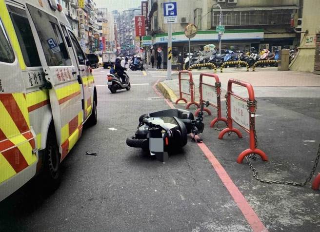 王姓骑士撞上老翁后，自己喷飞撞到变电箱伤重不治。（翻摄照片／林郁平台北传真）
