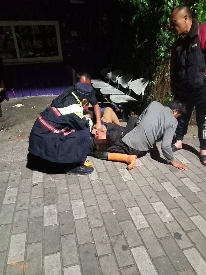 大湖警分局梅园所长陈树成协助癫痫发作女子就医。（大湖警分局提供／谢明俊苗栗传真）