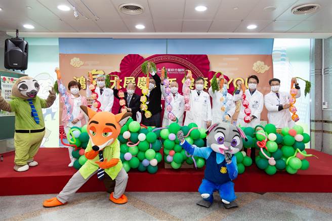 童综合医院团拜活动，童敏哲总院长(右四)、童瑞年董事长(中间)、童瑞龙副董事长(左四)，与各单位主管向民眾拜年。（陈世宗摄）