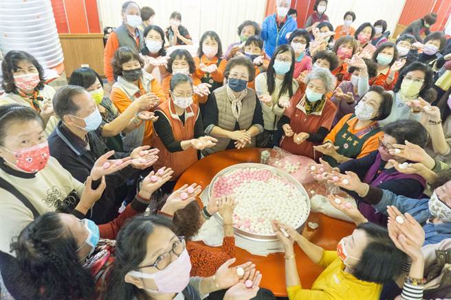 万和宫志工将在元宵节当天搓汤圆，隔天植斗法会时煮好分送给信眾。（万和宫提供／张亦惠台中传真）