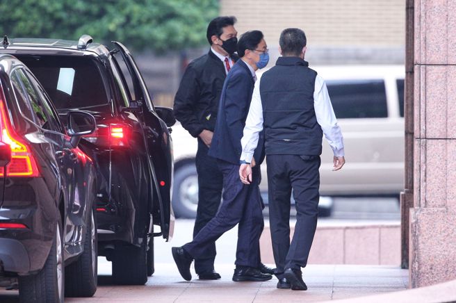 陈建仁内阁2日举行上任后首次行政院院会，也是因疫情相隔两年后，首次恢復邀请六都市长出席，桃园市长张善政（中）步入行政院大楼。（黄世麒摄）