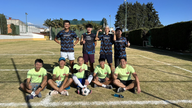 中华网球队领队龚元高（前排中）和大家踢五人制足球，为备战台维斯杯世界一级升降赛充电。（龚元高提供）