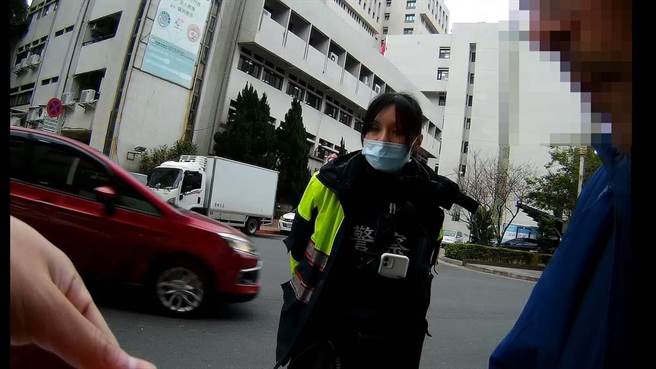 桃园市桃园区57岁林姓男子今天驾车在市府园区附近违停，员警前往劝导时，林男称在等人，不料员警闻到浓浓酒味，一酒测发现酒测值为0.42Mg／L已超过标准值。（记者翻摄照片）★《中时新闻网》关心您：饮酒过量，有碍健康。酒后不开车，安全有保障！