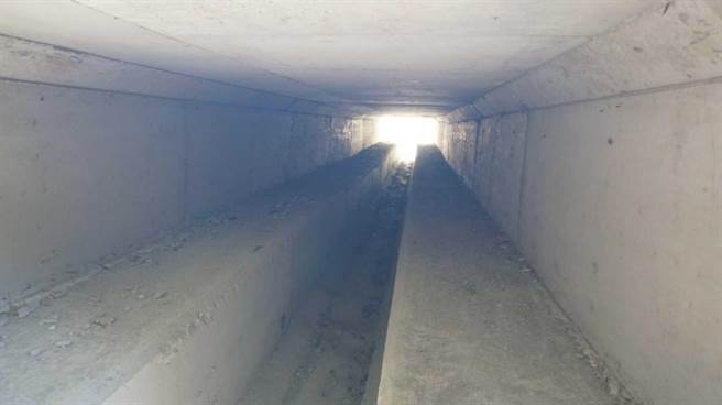 新北市农业局为避免人车、小动物过马路时被辗毙，陆续设置5处生态廊道，新店平广路单月发生59次路杀，市府近期新增1处空间，设置过路排水箱，让小动物安全行走。（新北市农业局提供）