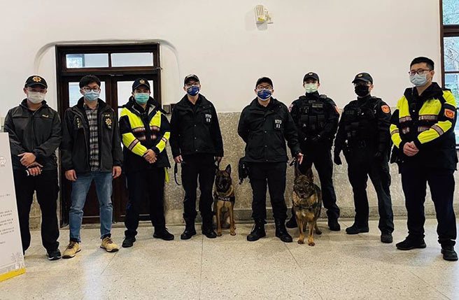 警方协请新北市警犬队支援现场维安工作。（翻摄照片／林郁平台北传真）
