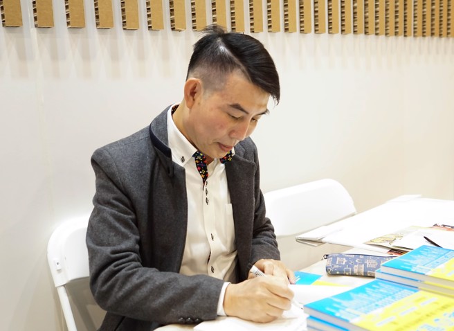 国立高雄科技大学人文社会学院院长翟治平亲自签名给现场购书的朋友们。（图／时报金犊奬执委会提供）