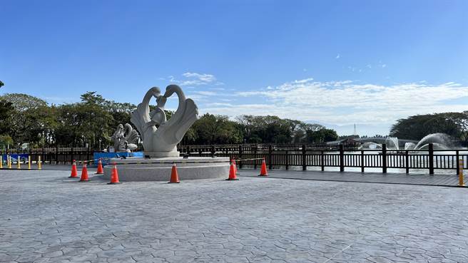 天鹅湖公园的水域是埤寮埤，属于嘉南农田水利会的灌溉设施，并是国家级保育溼地。（张毓翎摄）