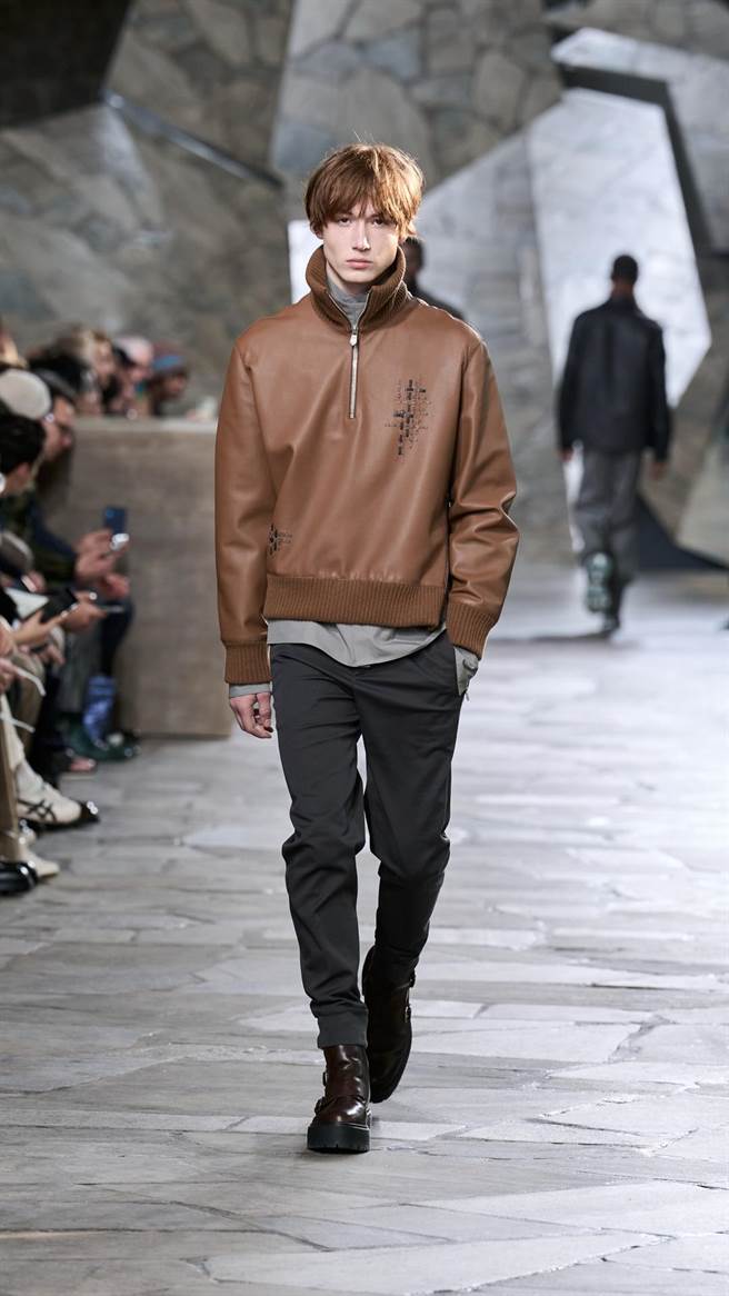 皮革上衣上的镂空细节贯穿于此次47套造型之间，成为注目焦点。（Hermes提供）