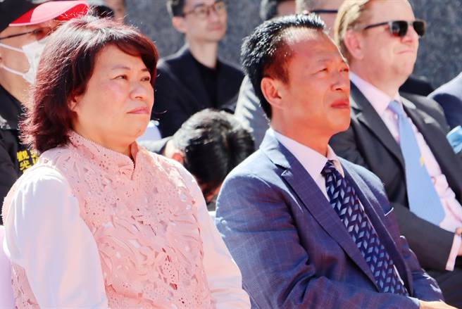 黄敏惠上台先披露好久没跟翁章梁坐在一起，虽然两人分属不同政党，但还是一样要为地方努力。（吕妍庭摄）