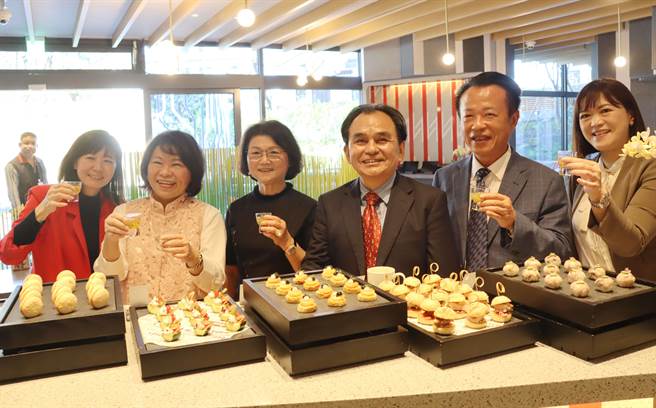 嘉义县阿里山英迪格酒店今盛大开幕，嘉义县、市首长都到场共襄盛举。（吕妍庭摄）