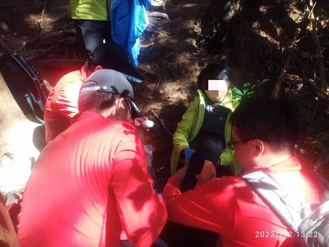 和平区长寿山一名女山友骨折，消防人员如及时雨火速救援。（民眾提供）