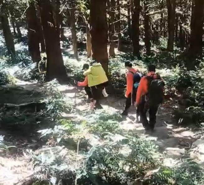 和平区长寿山一名女山友骨折，消防人员如及时雨火速救援。（民眾提供）