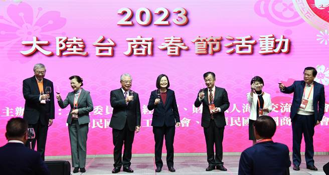 经济部长王美花（左二）今天表示，虽然两岸和平稳定仍是能否吸引外资的重要因素，但国际经贸秩序已有不同考量，鼓励台商採取不同布局方式。（海基会提供）