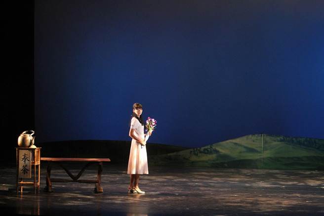 改編自國家文藝獎得主鄭清文小說、由吳念真編導的舞台劇《清明時節》將再次重演，劇情描述兩女一男三角戀，以及傳統家庭女人遭逢外遇問題、婚姻破碎的心中血淚，在綠光劇團成立滿30週年之際推出。（綠光劇團）