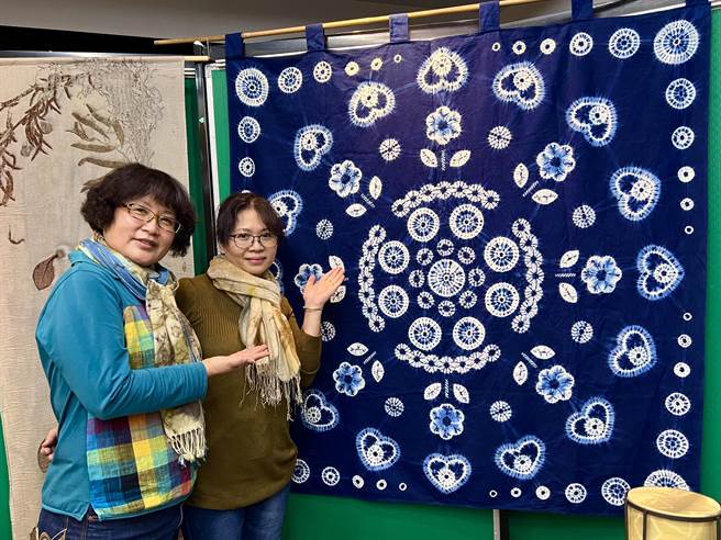 台南市政府秘书处邀请在地蓝染、拼布手作艺术家林姮惠（右）与陈婌妆（左）办理「大地色彩之展现与转换」联展。（台南市政府提供／张毓翎台南传真）