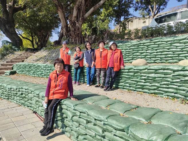 成功社区发展协会理事长官玉苓带领社区志工将王田圳旁坍塌荒废边坡进行整理、规画成「机枪堡」平台，并栽种起各样蔬菜、水果，成为社区居民休閒好去处。（潘虹恩摄影）