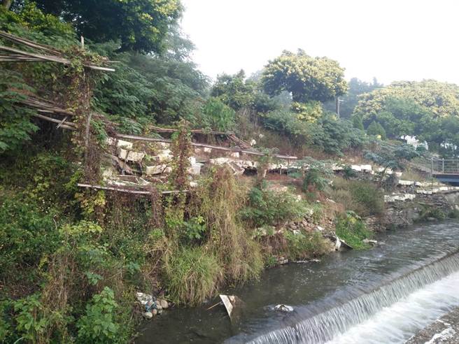 台中乌日区成功社区王田圳旁边坡过去常遭人弃置垃圾，成为社区脏乱点更一度无法行走。（官玉苓提供／潘虹恩台中传真）