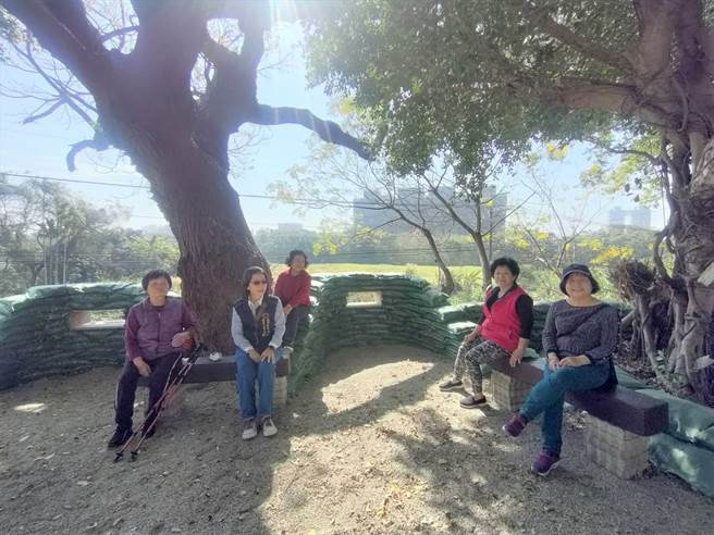 官玉苓说，这块边坡结合成功岭在地特色，并以成功公园遗留的老树碉堡为灵感，用1500个沙包搭配枕木阶梯堆砌出「机枪堡」平台。（潘虹恩摄）