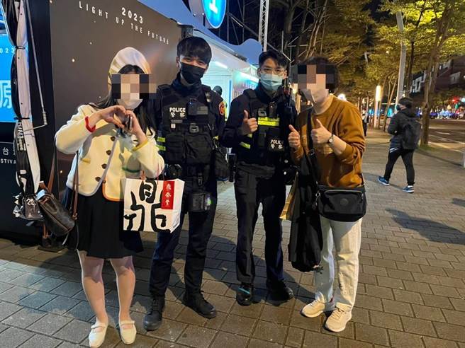 韩籍母女对警方迅速寻获皮夹频频表示感谢。（翻摄照片／林郁平台北传真）