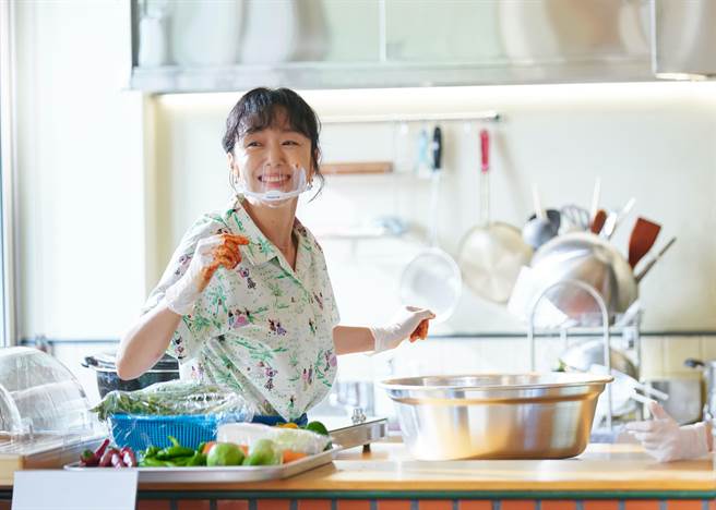 全道嬿在《浪漫速成班》中饰演手球运动员国家代表选手出身，现为「国家代表小菜店」老板。（Netflix提供）