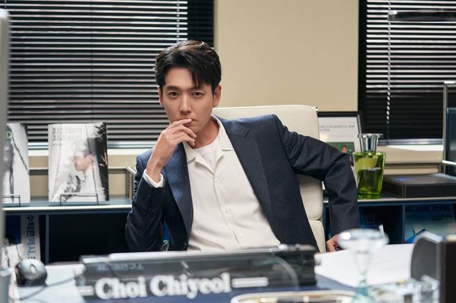 郑敬淏在《浪漫速成班》中饰演补习班数学名师。（Netflix提供）