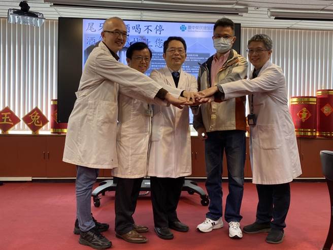 台中荣总结合科技建构中荣酒瘾治疗模式(Join ME)，两年多来成效卓越，酒瘾个案降低饮酒量达100％。（冯惠宜摄）