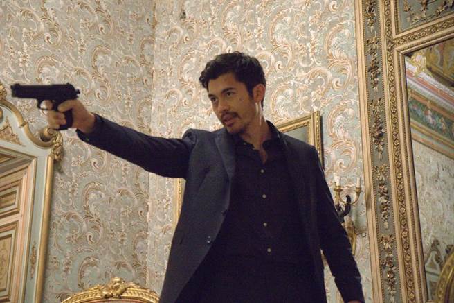 亨利高汀在《殺手迴戰》中難度更高的武打場面。（車庫娛樂提供）