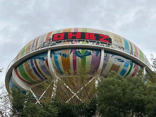 25歲陳姓男子平時為塗鴉客，沒想到1日凌晨竟因為覺得水塔老舊，想要增添色彩，就徒手爬上高雄自來水公園38公尺高的水塔裝置藝術，進行噴漆塗鴉，讓裝置藝術印上「OHBZ」的斗大字樣。（高市苓雅分局提供／楊舒婷高雄傳真）