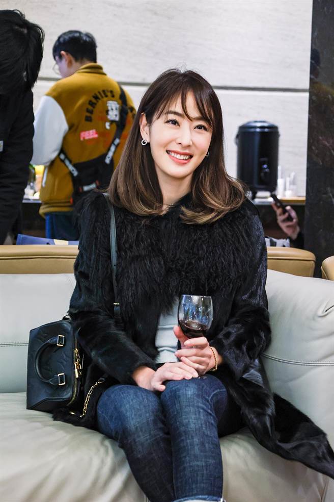 贾永婕出席酒会，相当有气质。（罗永铭摄）