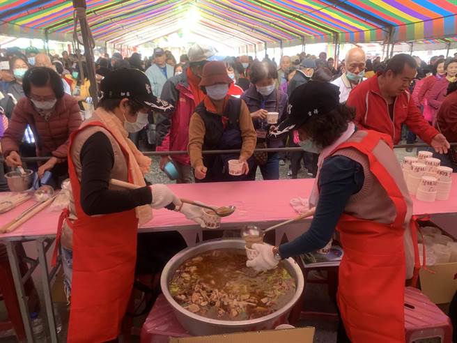 紫南宫元宵节后呷丁酒，现场气氛热烈，可惜这两年因为疫情改送冷冻料理包。（廖志晃摄）