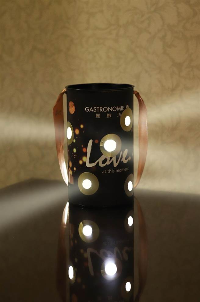 饭店住宿专案加赠价值580元的「丽致坊」四重奏饼乾礼盒，礼盒可变身为炫光音箱灯笼。(台北亚都丽致大饭店提供)