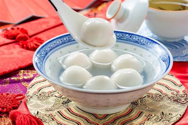 乌日林新医院营养科主任姜秋月2日指出，4颗包馅汤圆热量就约1碗白饭，建议民眾若有吃汤圆，可替代正餐饭量，并增加纤维摄取，平衡血糖。（示意图／shutterstock）