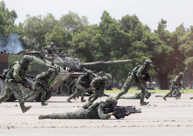 陸軍第八軍團指揮部表示，兩員未婚軍官於營內肇生違反男女分際情事，並使用手機拍攝影片，本部獲報後極為重視，立即編成專案小組進行行政調查。（示意圖／中央社）