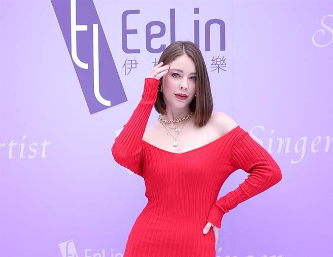 安妮一身火紅裝扮出席伊林娛樂新春開工團拜。（陳俊吉攝）