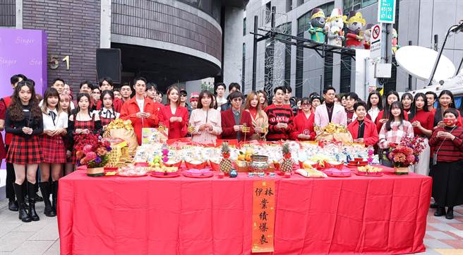 伊林娛樂舉行新春開工團拜。（陳俊吉攝）