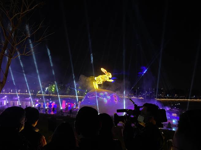 中台灣燈會主燈「幸福台中Happy兔」，高達10公尺，搭配130支光束秀、動態投影、水霧光影，氣勢磅礡。（張亦惠攝）