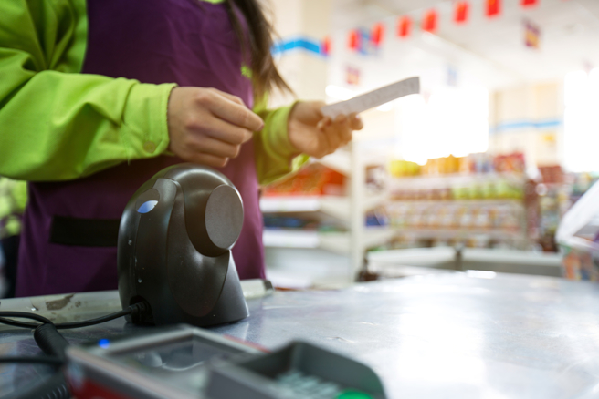 一名网友得知同事要离职不跳槽，只打算回家里的五金行帮忙，好奇对方算不算是有钱人。（示意图／shutterstock）