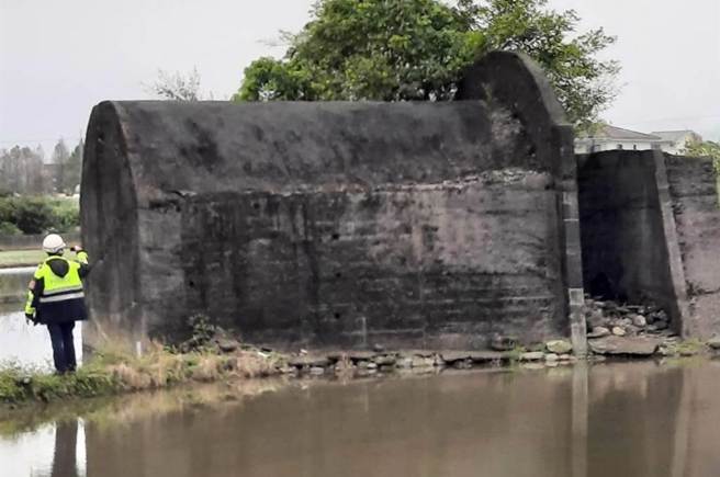 宜兰市进士里一处废弃碉堡发现一具白骨，但死者身分与死因仍待厘清。（记者翻摄照片）