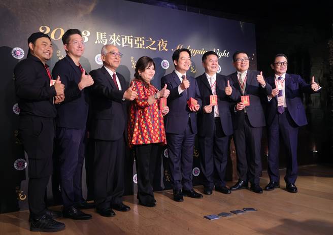 赖清德( 右四)2日晚间出席「马来西亚之夜暨癸卯年新春团拜」。总统府提供