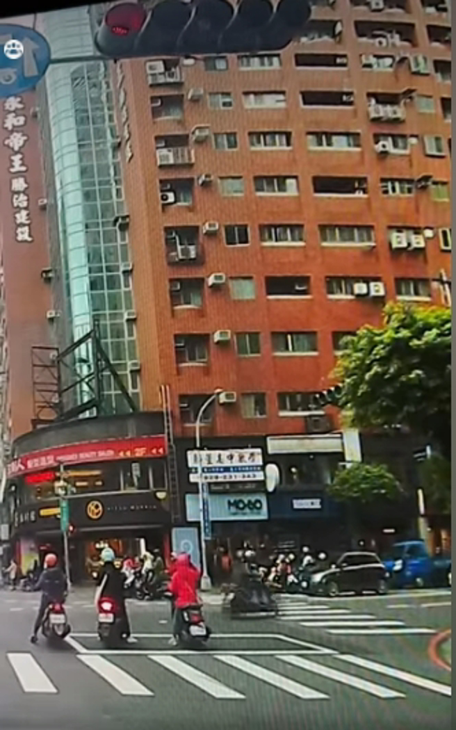 一名新北骑士在停等红灯时竟被从天而降的宝特瓶狠砸。（翻摄自爆料公社）
