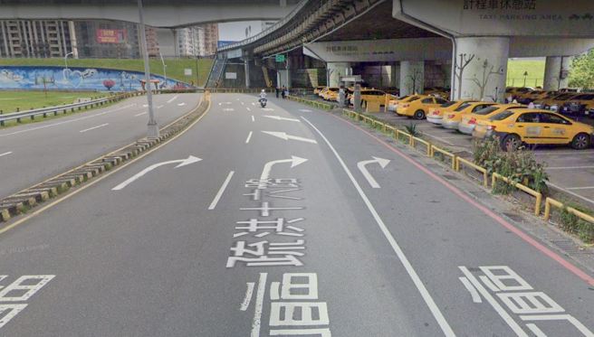 男子騎機車行經重新橋下時「順著路走」， 他卻因為沒打方向燈收到罰單，對此，網友表示未注意地面畫設的標示。（翻攝自google 地圖）