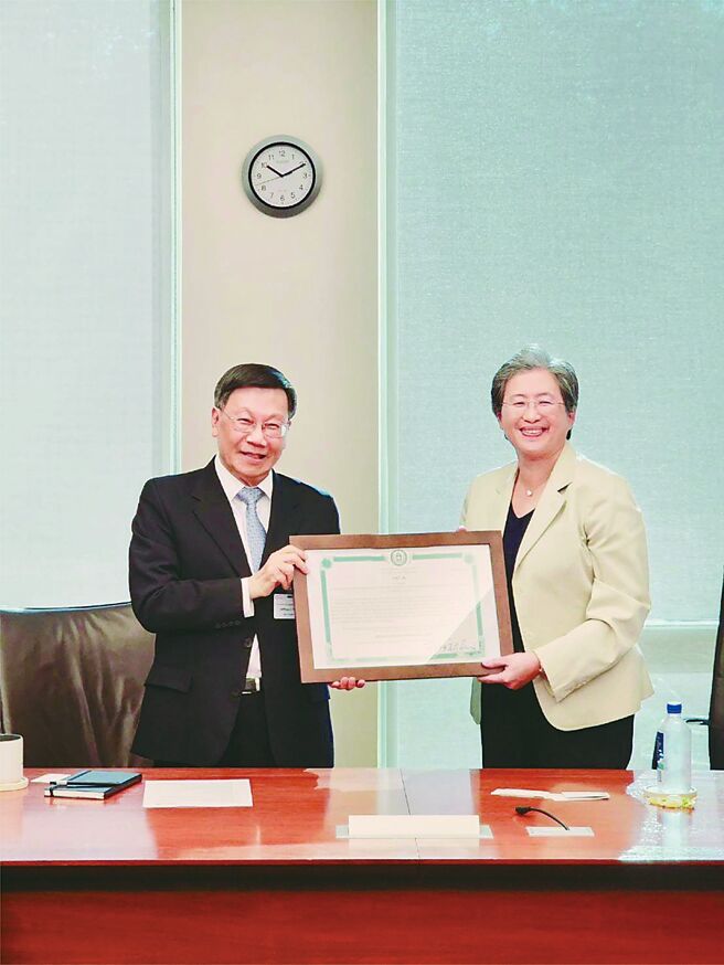亚大校长蔡进发（左）颁授名誉博士，予美国AMD董事长兼执行长苏姿丰博士。图╱亚洲大学提供