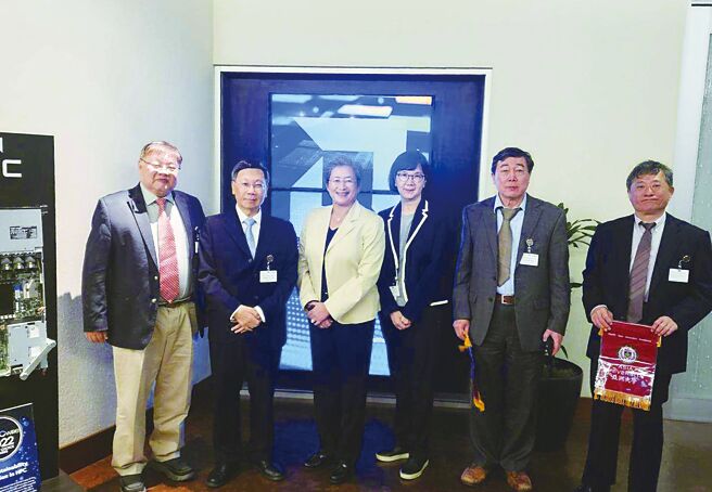 美国AMD董事长兼执行长苏姿丰博士（左三），接待亚大校长蔡进发（左二）及教授团队，到AMD公司参访。图╱亚洲大学提供