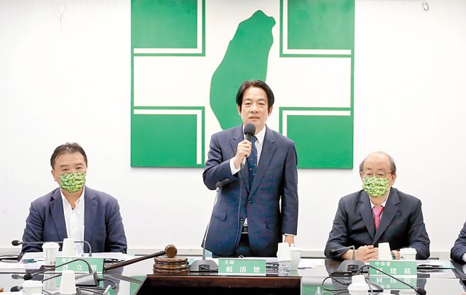 民进党主席赖清德（中）1日主持民进党中执会，右为立院总召柯建铭，左为秘书长许立明，开出改革第一枪。（范扬光摄）