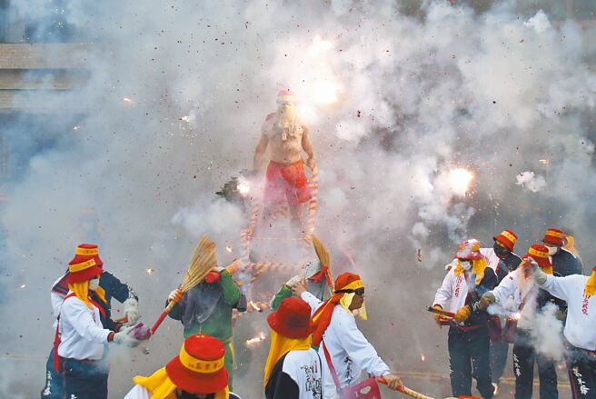 台东元宵节炸寒单活动4日起连炸3天，台东市公所1日举办热身首炸，现场火力四射。（庄哲权摄）