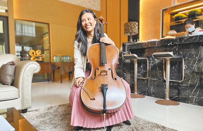 大提琴家潘宛怡10日将在高雄卫武营国家艺术文化中心表演「女人香」大提琴独奏会，演绎从天堂返回人间的重生过程。（杨舒婷摄）