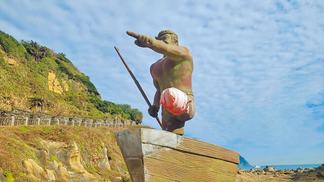 基隆市和平岛公园内「琉球渔民慰灵碑」上的雕像，因风化断裂，为尊重创作者暂以红布条包覆断裂部位。（张志康摄）