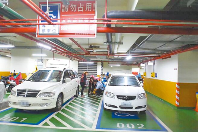 身心障碍者可申请专用停车位识别证明，台北市议员何孟桦接获民眾陈情，有民眾的未成年子女领有证明，但前往公有停车场停车时屡遭查验身障者本人是否在车内，造成身障者心理压力，要求相关局处检讨。（本报资料照片）
